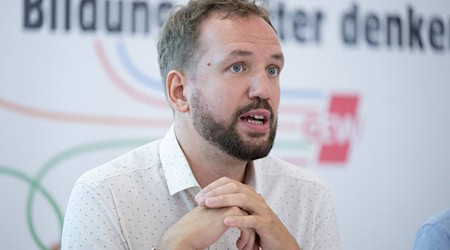 Burkhard Naumann, Vorsitzender der GEW Sachsen, kritisiert das angekündigte Maßnahmenpaket des Kultusministeriums. (Archivbild) / Foto: Sebastian Kahnert/dpa