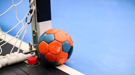 Un balón de balonmano junto a un poste de la portería. / Foto: Tom Weller/dpa