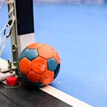 Ein Handball liegt neben einem Torpfosten / Foto: Tom Weller/dpa