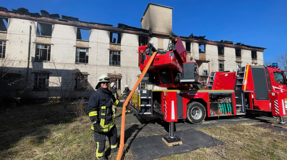 Der Brandort am Mittwochmittag: Abgebrannt. Wie stabil ist die alten Puppenfabrik in Nossen noch? Foto: Mallek