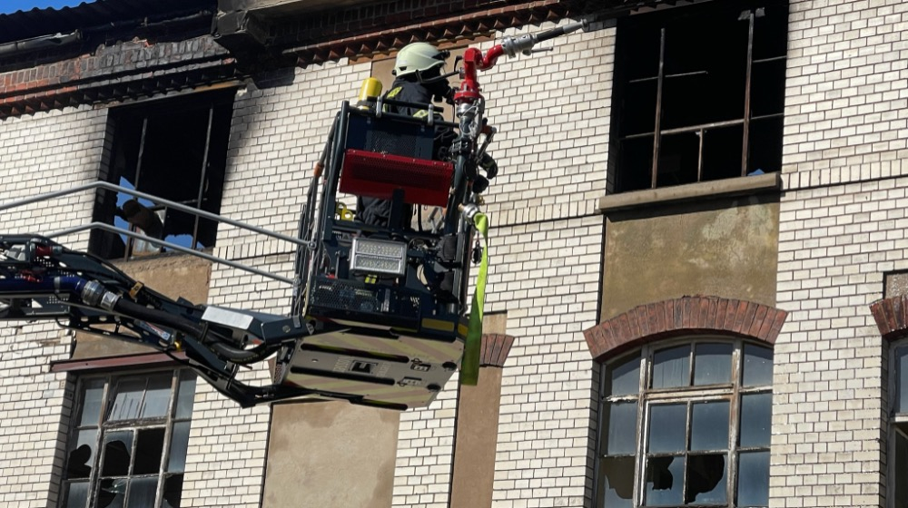 Die Feuerwehr hat am Mittwoch noch viel mit der Bekämpfung von Glutnestern zu tun. Bis zu 140 Mann waren im Einsatz. Foto: Mallek