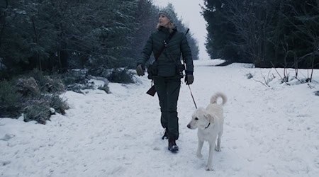 Hajnica Saskia Bergeltowa wotkryje w zasněženym awće při kromje lěsa mortweho. / Foto: Eckhard Jansen/ZDF/dpa