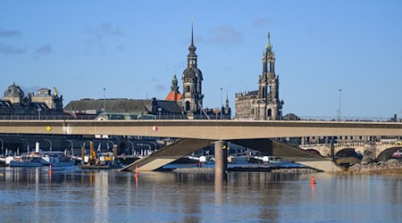 Seit vergangener Woche wird auch in der Elbe nach Kampfmitteln gesucht. / Foto: Robert Michael/dpa