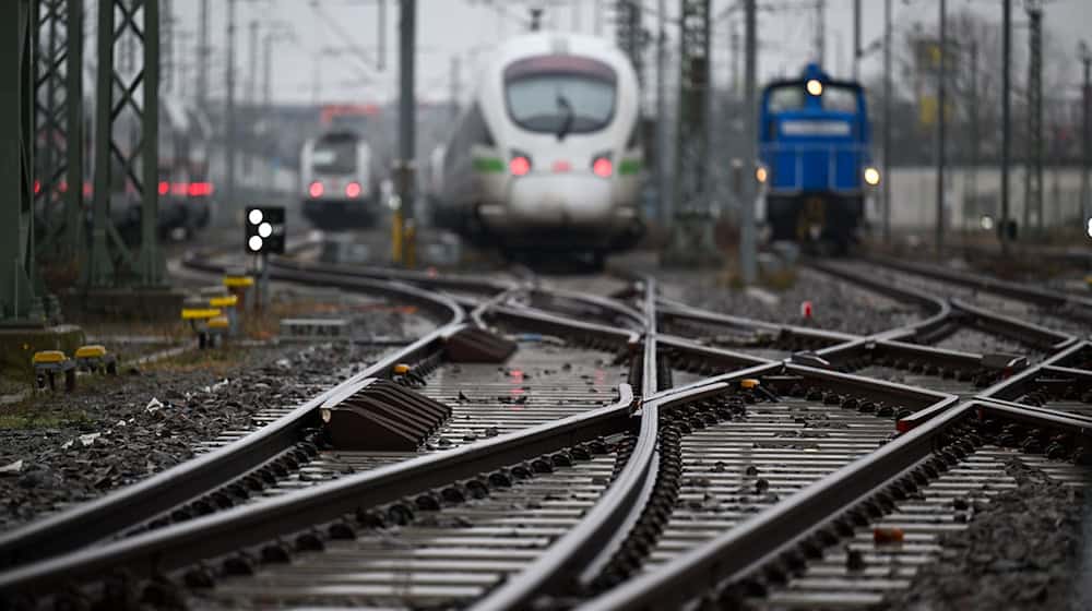 Pro Bahn criticizes planned ICE cuts between Leipzig and Dresden (archive photo). / Photo: Hendrik Schmidt/dpa