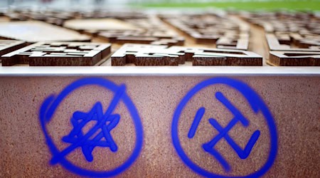 In Saxony, the police continue to record a large number of anti-Semitic crimes (symbolic image). / Photo: Daniel Reinhardt/dpa