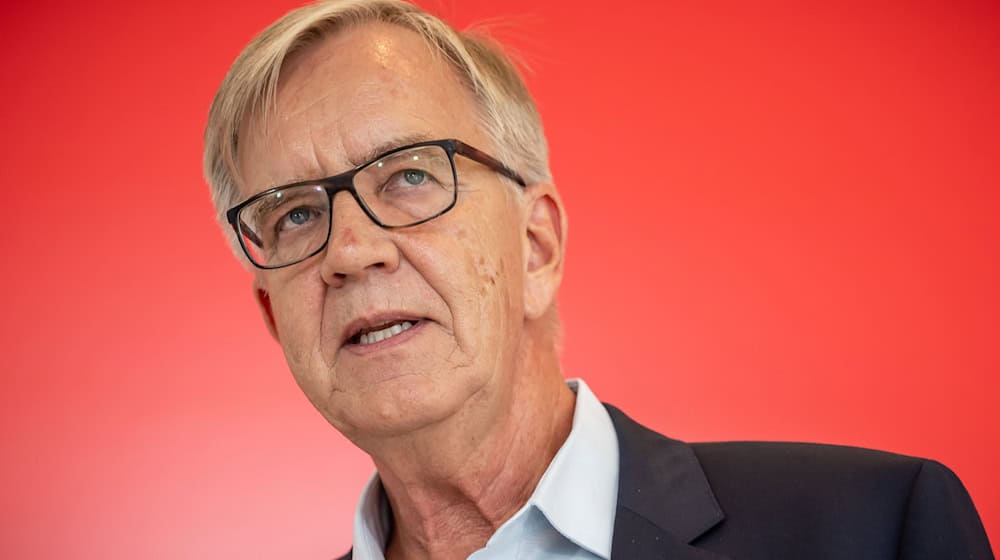 After the election results in eastern Germany, Dietmar Bartsch, a member of the Left Party, believes that the region needs a strong voice in the cabinet. (Archive photo) / Photo: Michael Kappeler/dpa