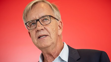 After the election results in eastern Germany, Dietmar Bartsch, a member of the Left Party, believes that the region needs a strong voice in the cabinet. (Archive photo) / Photo: Michael Kappeler/dpa