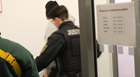 Ein mutmaßlich Rechtsextremer täuschte einen Angriff vor, um Sozialleistungen zu kassieren. Doch die Ermittler kamen ihm auf die Schliche. Hier wird er als Zeuge im Prozess gegen seinen Helfer aus dem Verhandlungssaal des Landgerichts Chemnitz begleitet. (Archivbild) / Foto: Sebastian Willnow/dpa