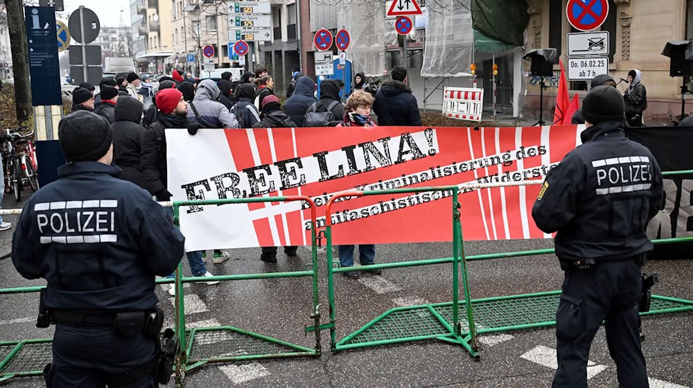 Bei der mündlichen Verhandlung im Februar hatten Sympathisanten von Lina E. vor dem Gericht demonstriert. (Archivbild) / Foto: Uli Deck/dpa