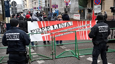 Bei der mündlichen Verhandlung im Februar hatten Sympathisanten von Lina E. vor dem Gericht demonstriert. (Archivbild) / Foto: Uli Deck/dpa