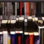 In Nordrhein-Westfalen fand die Nacht der Bibliotheken vor 20 Jahren zum ersten Mal statt (Symbolbild). / Foto: Robert Michael/dpa