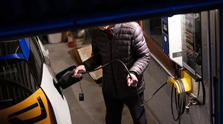 También ha aumentado significativamente el interés por los puntos de recarga privados para coches eléctricos. (Imagen simbólica) / Foto: Marijan Murat/dpa/dpa-tmn