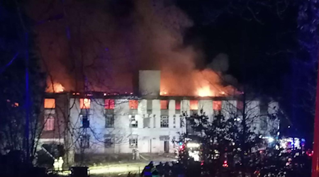 Steht in Flammen: Die alten Puppenfabrik Nossen. Foto: Feuerwehr