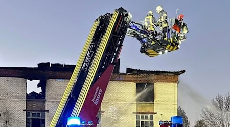 Die Feuerwehr bei Restlöscharbeiten in Nossen. Foto: Feuerwehr 