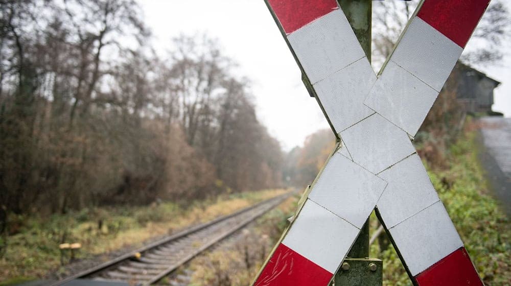 Z Handrijowym křižom su wšitke železniske přechody Němskeje železnicy woznamjenjene - njewotwisnje wot toho, kak su tute zawěsćene.  / Foto: Bernd Thissen/dpa