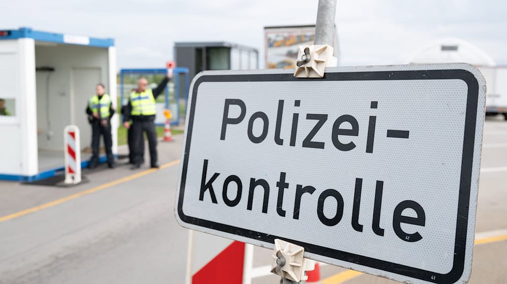 Bei der Kontrolle eines 69-Jährigen am Grenzübergang in Reitzenhain stellten Polizisten gleich mehrere Vergehen fest (Symbolbild). / Foto: Sebastian Kahnert/dpa