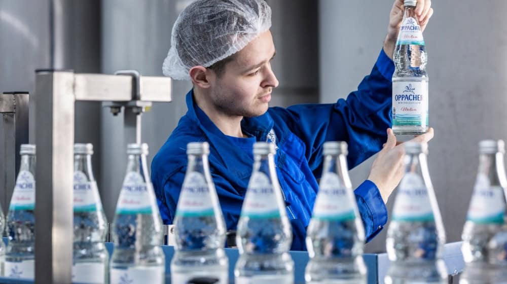 Un empleado en la planta de embotellado de Oppacher Mineralquellen. Oppacher Mineralwasser Medium fue galardonada con el Taste Award por su extraordinaria calidad. (Foto: Phillip Herford)