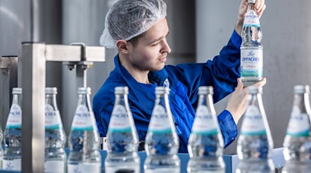 Un empleado en la planta de embotellado de Oppacher Mineralquellen. Oppacher Mineralwasser Medium fue galardonada con el Taste Award por su extraordinaria calidad. (Foto: Phillip Herford)