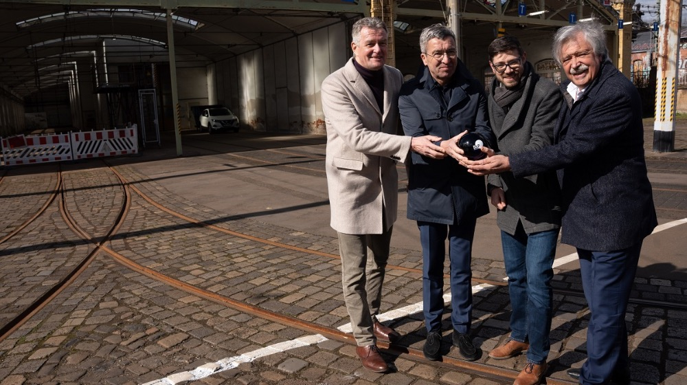 Fotowa konferenca, wotlěwa Ronald Juhrs, jednaćel LVB, Thomas Dienberg, měšćanosta a přirjadnik za měšćanske wuwiće a twar, Felix Reuschel, jednaćelski towaršnik S&P Beteiligungs- a Managementgesellschaft mbH, dr. Mathias Reuschel, předsyda S&P Gruppe / Foto S&P Gruppe