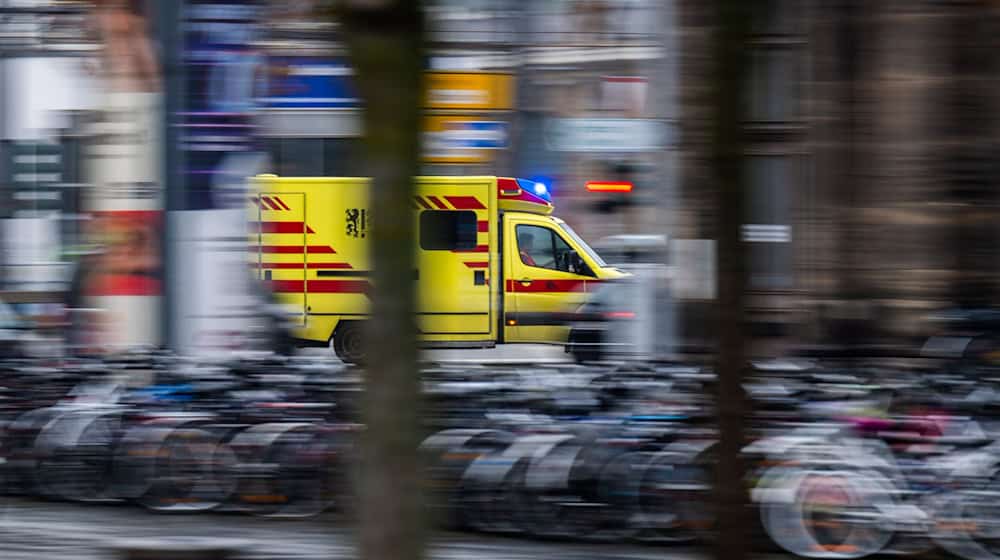 Ein Radfahrer stürzt aus unbekannten Gründen im Landkreis Zwickau so schwer, dass er kurze Zeit später stirbt. (Symbolbild)  / Foto: Robert Michael/dpa