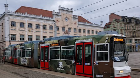 A streetcar with Bundeswehr advertising passes Zwickau town hall. (Photo archive) / Photo: Jan Woitas/dpa