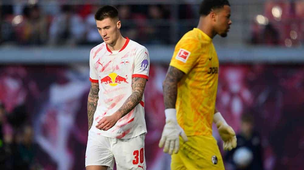 Leipzig striker Benjamin Sesko (l.) and Freiburg goalkeeper Noah Atubolu / Photo: Hendrik Schmidt/dpa