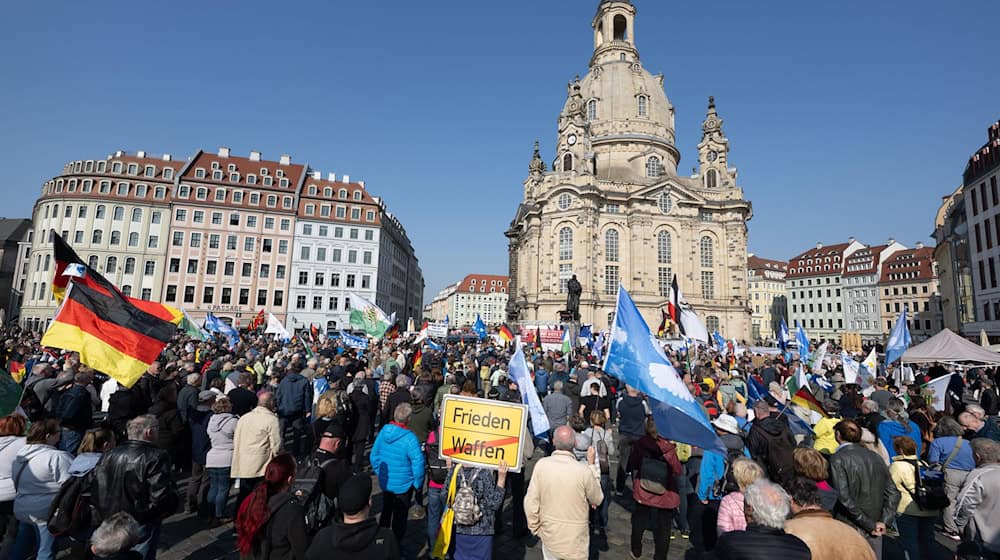 Für die Demonstration vor der Frauenkirche waren vorab 500 Teilnehmer angemeldet. / Foto: Sebastian Kahnert/dpa