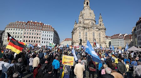 Für die Demonstration vor der Frauenkirche waren vorab 500 Teilnehmer angemeldet. / Foto: Sebastian Kahnert/dpa