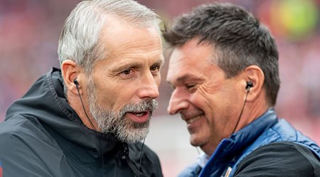 Leipzigs Trainer Marco Rose (l) begrüßt den Mainzer Sportvorstand Christian Heidel. Rose erinnert sich gerne an die Mainzer Zeiten zurück.  / Foto: Torsten Silz/dpa