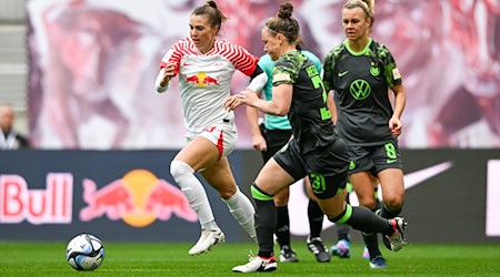 Sandra Starke (izq.) seguirá dos años más en el RB Leipzig / Foto: Hendrik Schmidt/dpa