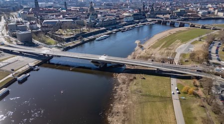 Durchfahrt unter Dresdner Carolabrücke für gewerbliche Schifffahrt wieder möglich  / Foto: Robert Michael/dpa