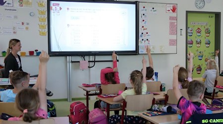 Das Foto zeigt eine der neuen interaktiven Tafeln in der 4. Grundschule Alleestraße. Foto: Stadt Riesa – Pressestelle