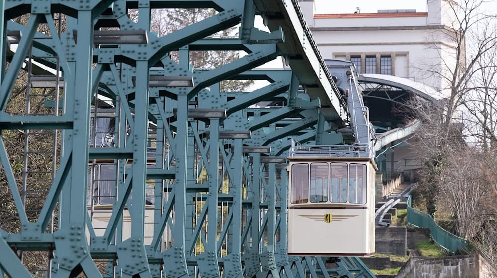 Die TÜV-Prüfung der historischen Schwebebahn wurde erfolgreich abgeschlossen. (Archivbild) / Foto: Sebastian Kahnert/dpa