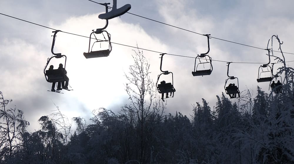 Skiing in March? You bet! Despite spring-like temperatures, skiing continues in the Ore Mountains. (Archive photo) / Photo: Sebastian Willnow/dpa