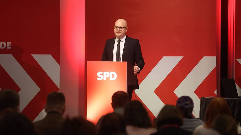 Der sächsische SPD-Chef Henning Homann kündigte an, dass Sachsen seine Interessen gegenüber der neuen Regierung vehement vertreten werde. (Archivbild) / Foto: Bodo Schackow/dpa