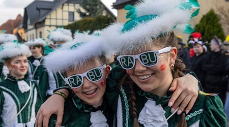 «Rabu» ist der Schlachtruf des Radeburger Faschingsumzugs.  / Foto: Daniel Wagner/dpa