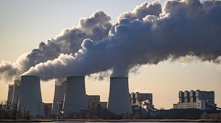 Steam rises from the cooling towers of the Jänschwalde lignite-fired power plant operated by Lausitz Energie Bergbau AG (LEAG). (Archive photo) / Photo: Patrick Pleul/dpa