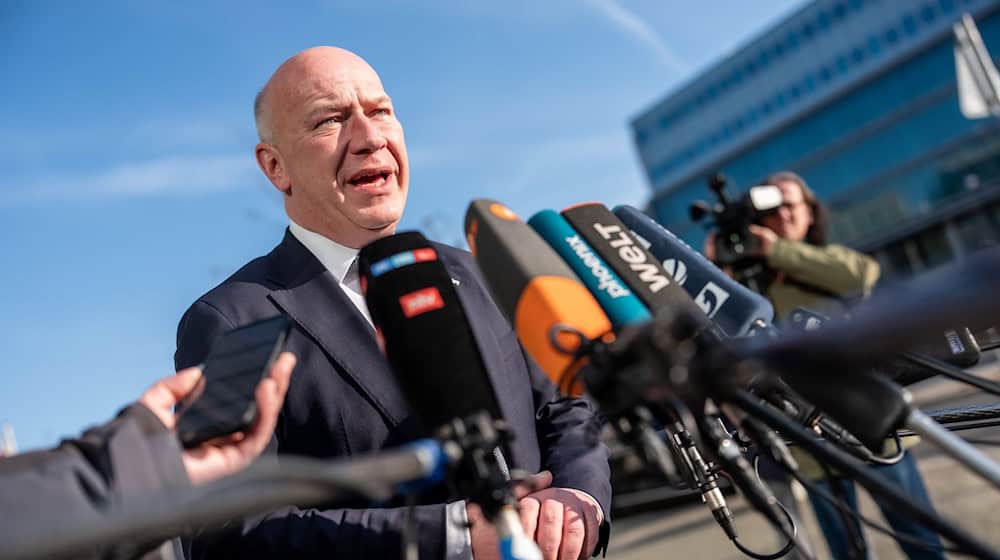 Berlins Regierender Bürgermeister Kai Wegner äußert sich vor Gremiensitzungen seiner Partei in Berlin optimistisch. / Foto: Michael Kappeler/dpa