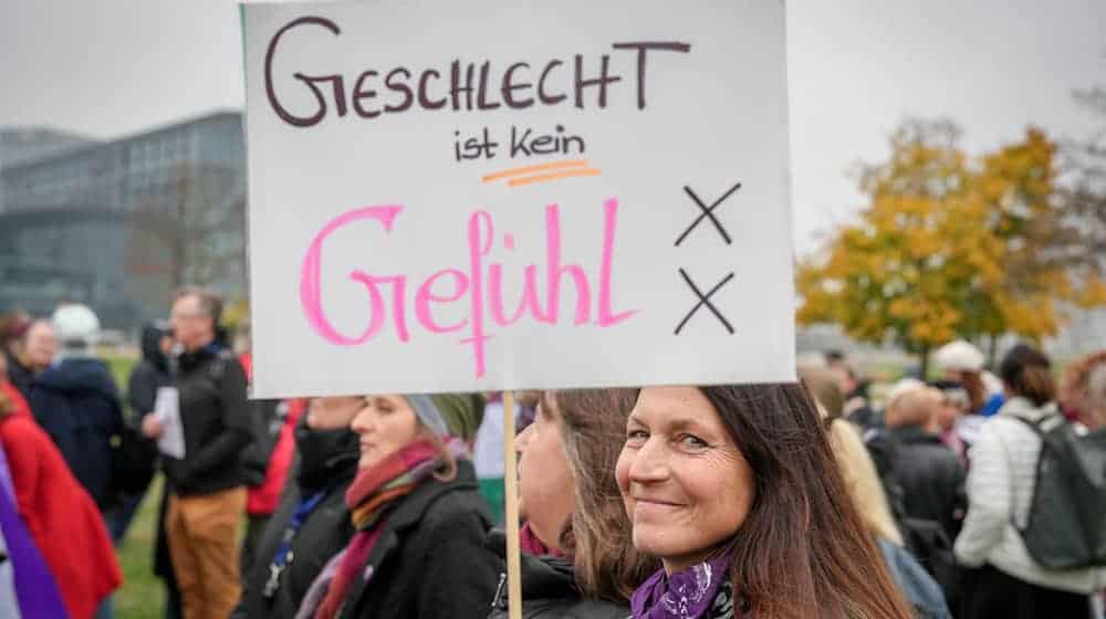 "The progress made in gender equality policy is the result of decades of continuous work," say several associations in Saxony. They warn against financial cuts in the state's equality policy. (Symbolic image) / Photo: Kay Nietfeld/dpa