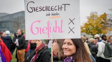 "The progress made in gender equality policy is the result of decades of continuous work," say several associations in Saxony. They warn against financial cuts in the state's equality policy. (Symbolic image) / Photo: Kay Nietfeld/dpa