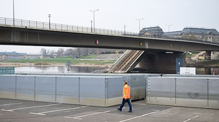 The pontoon parts required for the supporting structure on the bridge sections that are still standing have already been delivered from the Czech Republic. / Photo: Robert Michael/dpa