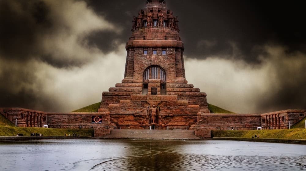 Unter dunklen Wolken über dem Völkerschlachtdenkmal entfaltet sich der Kampf um die Prager Straße – wo Bürgerinitiativen und Stadtverwaltung in den Sturm der Bauplanung geraten / Symbolbild by Brigitte Werner from Pixabay (Das abgebildete Symbolfoto dient der Veranschaulichung der Thematik, ohne die Aktion direkt darzustellen.)