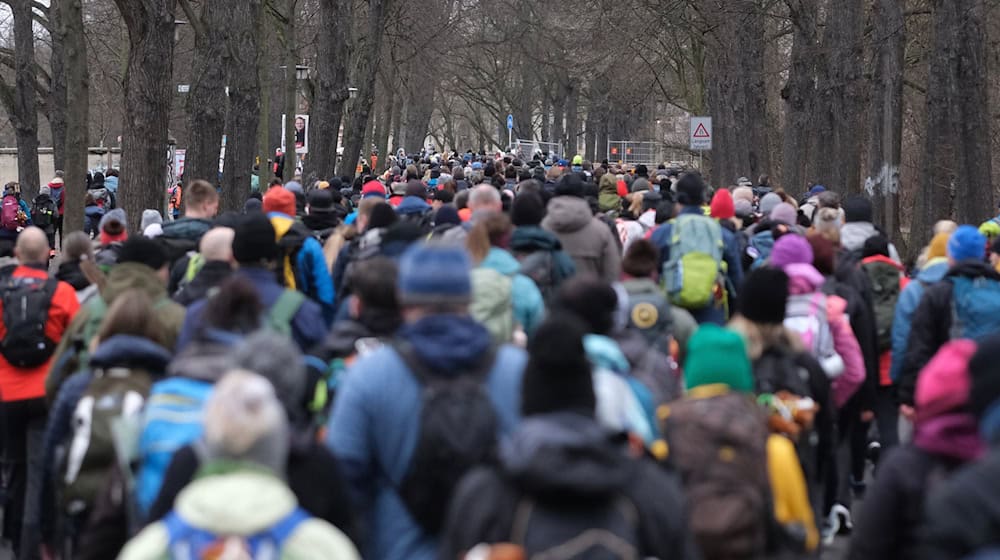 Die Extremwanderung durch Leipzig lockte rund 9.000 Teilnehmer an. / Foto: Sebastian Willnow/dpa