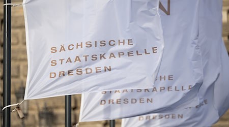 The US-American Joshua Weilerstein has successfully made his debut conducting the Staatskapelle Dresden. (Archive photo) / Photo: Robert Michael/dpa