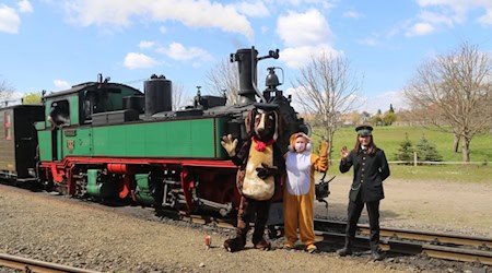 Dackel und Hase vor dem Lößnitzdackel. Foto: Traditionsbahn