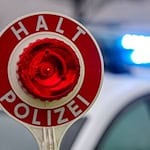 Ein Alkoholtest ergab bei dem Fahrer später mehr als zwei Promille. (Symbolbild) / Foto: Jan Woitas/dpa