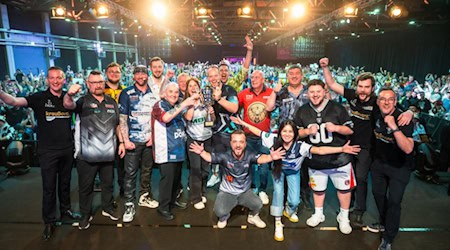 Gruppenfoto aller Teilnehmer des Promi Darts Masters 2025 in Chemnitz, darunter prominente Gäste, Darts-Profis und Veranstalter, vereint nach einem erfolgreichen Event.