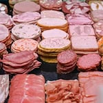 Einbrecher stahlen Fleischwaren im Wert von rund 200 Euro aus einem Geschäft. (Symbolbild) / Foto: Jan Woitas/dpa
