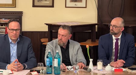 Im Presseclub Dresden: Wirtschaftsminister Dirk Panter, Moderator Andreas Weller und IHK-Chef Lukas Rohleder (v.i.n.r.) Foto: Ulf Mallek