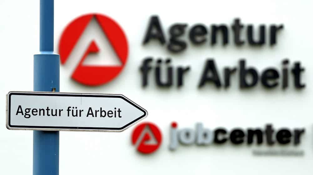 Im April ist die Arbeitslosigkeit in Sachsen leicht gesunken. (Archivbild) / Foto: Jan Woitas/dpa